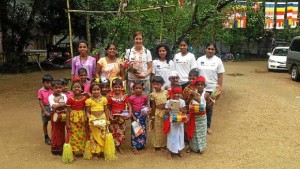 Rocío, con jóvenes en Sri Lanka.