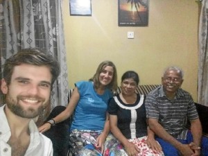 La onubense Rocío Romar, junto a la familia en la que se alojó en Sri Lanka.