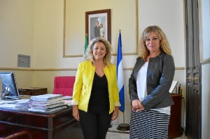 Un momento de la reunión de coordinación entre alcaldesa de San Juan del Puerto, Rocío Cárdenas ,y la diputada provincial de Cultura, Lourdes Garrido.