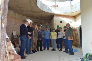 Cuadrilla de trabajadores junto al encargado, perito municipal, concejal de obras y alcaldesa.