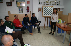 Los monitores deportivos de Cartaya, en una de las sesiones del Curso de Reanimación Cardiopulmonar y Desfibrilación.