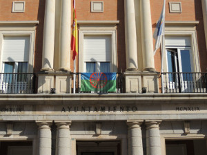 Bandera gitana en el Ayuntamiento.