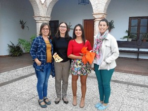 La trabajadora social, Eva G; Patricia Cerullo, concejala de igualdad, Inma Clemente, concejala de deportes,  junto a Carmen Sánchez, protagonista de  'Tarde de Café con...'.