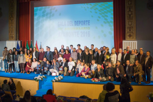 Foto de familia de los distinguidos durante la Gala del Deporte en Ayamonte.