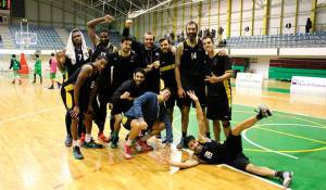 Los jugadores del CDB Enrique Benítez celebran su triunfo en Plasencia. / Foto: @NAROMERO14.