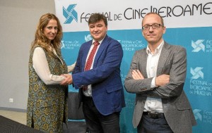 El convenio ha sido sellado por Gabriel Cruz, alcalde de Huelva y presidente de la Fundación Cultural del Festival de Cine Iberoamericano de Huelva, y Amelia Romero, gerente del Centro Comercial Holea.