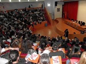 El debate ha tenido lugar en el salón de actos de la Facultad de Derecho.