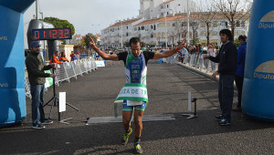 Imagen de Emilio Martín cruzando la meta como ganador del duatlón cross de El Portil en 2016.