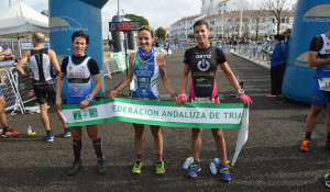 Las tres primeras clasificadas en el IV Duatlón Cross Laguna de El Portil.