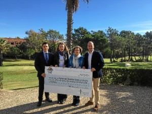 Islantilla Golf Resort entrega la recaudación de la catorce edición de la gala benéfica a la Junta Local de la AECC.