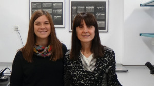 Ana Rocío con Agnès Gruart, su directora de tesis, en el laboratorio de Electrofisiología de la UPO.