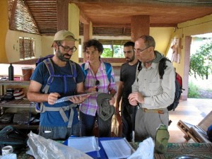 Preparando la salida de campo en la Estación Biológica Fouta Jallon de Dindefelo. De izquierda a derecha: Roberto Martínez coordinador del departamento agroforestal del IJGE; Reyes Alejano, docente de la UHU; Rafael Bazán, voluntario y docente de la UHU; Francisco Marín, docente de la UHU. 