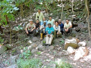 Equipo de campo del IJGE, UHU y ecoguardas locales en una de las salidas de campo para poner a punto la metodología de inventario forestal.