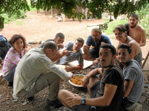 Voluntarios y profesores compartiendo una comida local en Nandoumary.