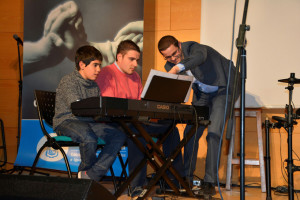 Con dos de sus alumnos en la Gala de la Discapacidad 2015.