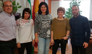 Un momento de la recepción en la Junta a los deportistas del TSV Huelva de judo.