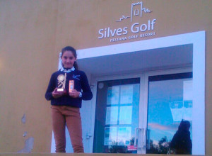 Laura López, con los trofeos obtenidos en Silves.