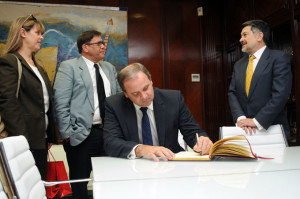 El embajador firmó en el libro de visitas de la Autoridad Portuaria.