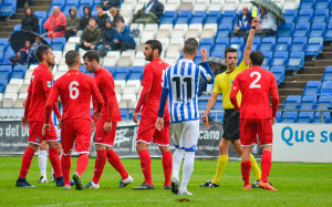 El extremeño Manuel García Gómez anuló dos goles al Recre, el segundo a Rubén Mesa, dudoso. / Foto: Pablo Sayago.