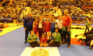 Los deportistas del Club de Lucha El Campeón, con sus trofeos. / Foto: luchaelcampeon.com.