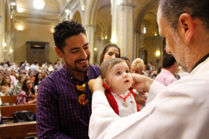 En la Iglesia se congregaron más de un centenar de pequeños.