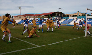 La zaga del Recre se mantuvo firme en todo momento. / Foto: @UDMelilla.