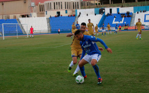 Antonio Núñez trata de tapar un avance melillense. / Foto: @UDMelilla.