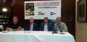 Un momento de la presentación de las X Millas del Guadiana en el el centro comercial 'Hipercor Costa de La Luz'.