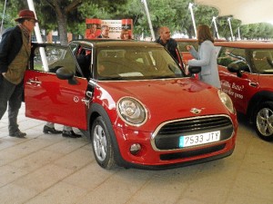 Los trabajadores no sabían qué modelo de coche les iban a entregar.