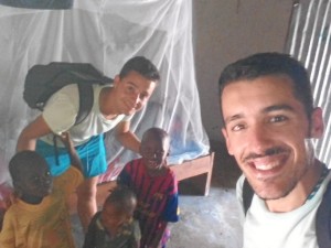 Voluntarios con miembros de las familias locales.