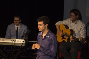 Presentación de Roberto en el Gran Teatro, junto a David Núñez y César López de Ocho Vientos. 