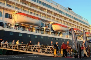 El buque de cruceros Prinsendam llega al Puerto de Huelva.