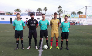 Los capitanes del Guadalcacín y del Recre B, con los árbitros, antes de comenzar el choque. / Foto: CD Guadallcacín.