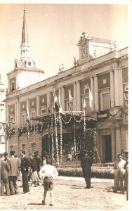 Corpus de 1952: el reloj municipal se enseñorea del ambiente festivo. 