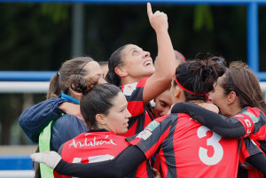 Las jugadoras del Sporting celebran el gol de Martín-Prieto. / Foto: www.lfp.es.