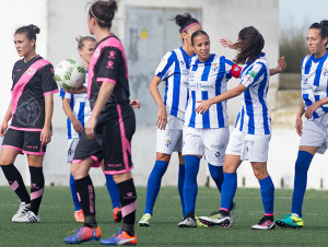 Las jugadoras del Sporting celebran el primer tanto de Anita. / Foto: www.lfp.es