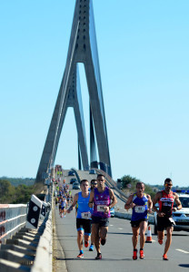 Los atletas a su paso por el Puente Internacional. / Foto: J. L. Rúa.