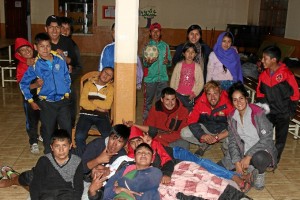 Están trabajando para que toda la comunidad se involucre en la construcción de la escuela. 