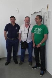 Gilberto Hernández y Alfredo Moreno junto a uno de los hijos del anterior enterrador.