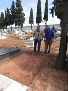 El actual sepulturero de Riotinto junto a Alfredo Moreno frente a la tumba de Jesús Shong.