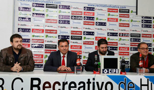 Un momento de la rueda de prensa que dio en la tarde del martes el consejo de administración del Recreativo de Huelva. / Foto: Manu López / @Albiazules.