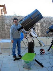 En 2009 le dio un giro radical a su carrera, abandonando sus anteriores investigaciones para dedicarse a la Astronomía.