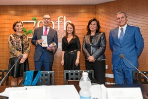 El periodista Francisco J. Fernández Rodríguez, distinguido con la Carabela 'La Pinta' de Oro, reivindica en su conferencia el valor del modelo asistencial de farmacia. 