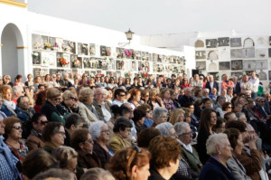 Numerosas personas asisten a la misa de difuntos celebrada en el cementerio de Ayamonte