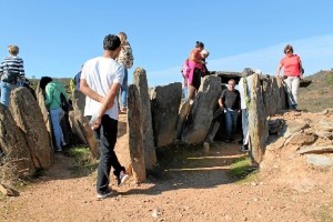 Un momento de la visita guiada a los dólmenes de El Pozuelo.