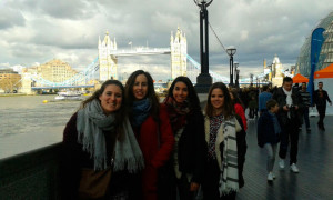 Con amigas en la zona en la que vive, con el Tower Bridge de fondo.