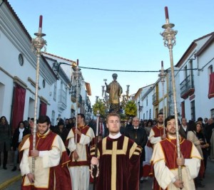 Toda Zalamea la Real se echa a la calle a acompañar al santo en su celebración.