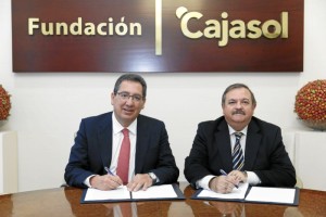 Antonio Pulido, presidente de la Fundación Cajasol; y José Ortega, presidente de APADGE; durante la firma del convenio