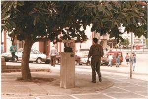       Escultura “peligrosa” para los peatones que se situaba, en 1993, en la Avenida Pablo Rada.