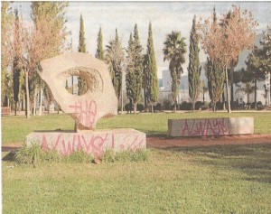 Pintadas en piezas del Museo al Aire Libre en diciembre de 2009.